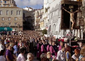 Miles de vigueses caminan junto a la imagen del Cristo de la Victoria ayer, en Vigo. (Foto: SALVADOR SAS)