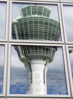 La torre de control en el aeropuerto de Múnich se refleja en una de las terminales en Múnich (Alemania) hoy, lunes, 8 de agosto de 2011. El sindicato de controladores aéreos alemanes (Gdf) anunció hoy la convocatoria una huelga para mañana, martes, entre 
