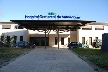 Entrada principal del Hospital Comarcal de Valdeorras, que se integrará en una área sanitaria única junto al CHUO y al hospital de Verín. (Foto: LUIS BLANCO)