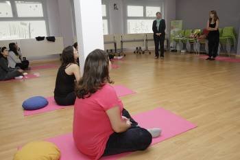 Dos participantes en los cursos de yoga para embarazadas del año pasado.  (Foto: MIGUEL ÁNGEL)