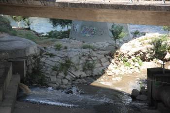 El aliviadero de la desembocadura del Barbaña echaba agua estos días aunque ayer quedó subsanado el problema (Foto: JOSÉ PAZ)