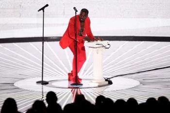 Kanye West en su presentación minimalista durante los premios MTV (Foto: Archivo EFE)