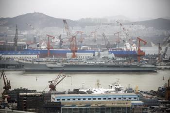 El portaaviones chino en el astillero de Dalián, situado al norte del país. (Foto: LIAN MIN)