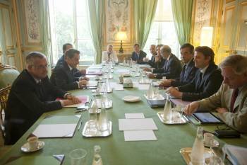 Sarkozy (segundo por la izquierda), durante la reunión con su gabinete de crisis. (Foto: DENIS REA)
