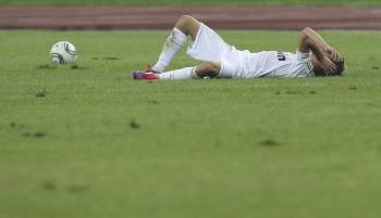 El jugador del Real Madrid Fabio Coentrao permanece en el suelo durante un amistoso. (Foto: HWEE YOUNG)