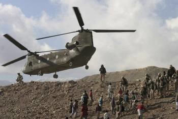 Imagen que muestra un helicóptero 'CH-47 Chinook' del ejército estadounidense (Foto: K. Sabawoon)