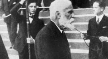 Una de las últimas fotografías del arquitecto Antonio Gaudí, tomada durante la procesión del día del Corpus Christi. Barcelona, 1926 (Foto: EFE)