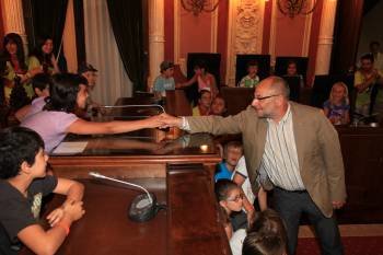 Una pequeña, que ocupaba el sillón del alcalde, saluda a Francisco Rodríguez.  (Foto: JOSÉ PAZ)