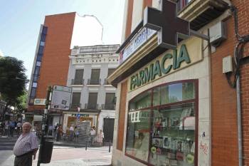 Una farmacia de Ciudad Real, con sus puertas cerradas, en protesta por la deuda del Gobierno.  (Foto: MARIANO CIEZA)