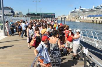 Cientos se turistas se aglomeraron ayer en el Náutico a la espera del barco que los llevase a las Islas Cíes (Foto: BORJA T.)