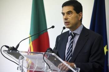 El ministro de Finanzas, Vitor Gaspar, anuncia la polémica subida del IVA de la luz y el gas. (Foto: MIGUEL A. LOPES)