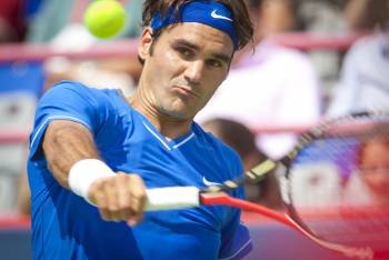 El suizo Roger Federer intenta devolver una bola en el partido de ayer (Foto: Andre Pichette)