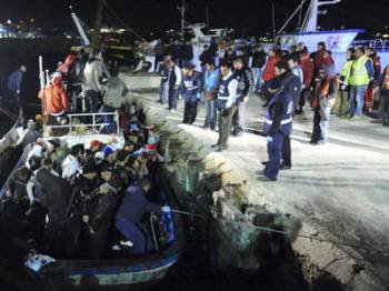 Inmigrantes llegando al puerto italiano de Lampedusa (Foto: EFE)