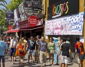 Grupos de jóvenes turistas enfrente de la discoteca 'Colossos' de Lloret de Mar, donde se iniciaron los enfrentamientos. (Foto: R. TOWSEND)