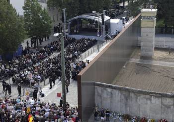 Una multitud en la ceremonia junto al monumento conmemorativo del Muro en la calle Bernauer. (Foto: BRITTA PEDERSEN)