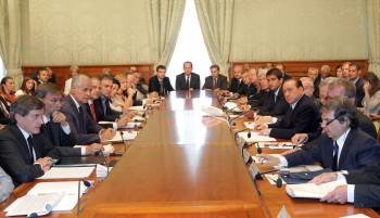 Berlusconi preside la reunión con los representantes de las provincias y regiones italianas. (Foto: G. TREMONTI)