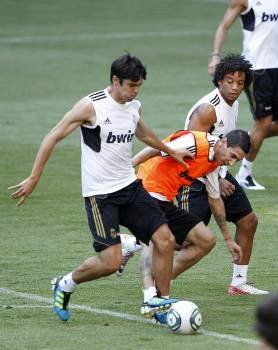 Kaka intenta robar la pelota a Di María, en el entrenamiento de ayer del Real Madrid. (Foto: ALBERTO MARTÍN)