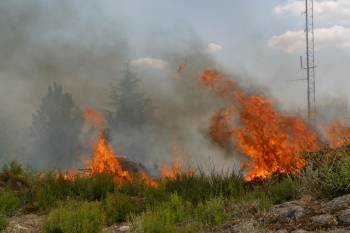 El incendio de Valdeorras es uno de los mayores del verano (Foto: José Paz)