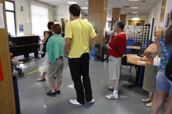 Usuarios de la oficina de empleo del Posío esperan para ser atendidos. (Foto: ARCHIVO)