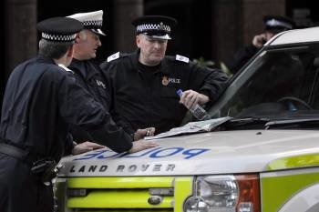 Varios oficiales de policía se preparan para patrullar en Westminster, Londres, Reino Unido. (Foto: ARCHIVO)