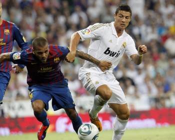 El barcelonista Alves pelea con el madridista Cristiano Ronaldo. (Foto: CHEMA MOYA)