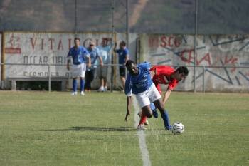 Un jugador del Verín, ante un rival. (Foto: MARCOS ATRIO)