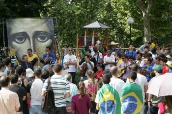 Recepción a los peregrinos brasileños, en la Alameda (Foto: MARCOS ATRIO)
