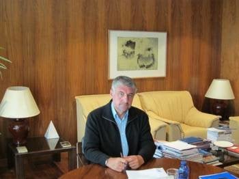 Carlos Fernández, durante la entrevista, en su despacho. (Foto: EUROPA PRESS)