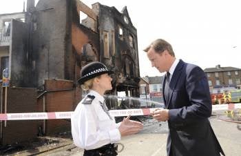 Cameron hablando con la superintendente de la policía, Jo Oakley, en Londres tras los disturbios.