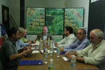 Un pleno del Consello Regulador de O Ribeiro, con Luis Anxo Rodríguez en la presidencia (Foto: MARTIÑO PINAL)