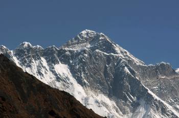 El Everest. El Gobierno de Nepal lo medirá para conocer la altura real del pico más alto del mundo (Foto: NARENDRA SHRESTRA)