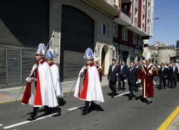 Sólo tres agentes voluntarios y no habituales participaron en la procesión con su uniforme de gala. (Foto: EL PROGRESO)