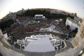 Panorámica de la Plaza de la Cibeles durante la misa inaugural de la Jornadas de la Juventud. (Foto: JUAN CARLOS HIDALGO)