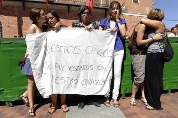 Las cuidadoras del centro 'Nuevo Amanecer'mostraron su dolor ayer en Boecillo (Valladolid). (Foto: NACHO GALLEGO)