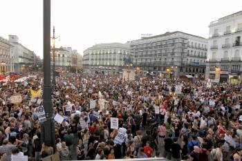 Cientos de manifestantes convocados por la organización Europa Laica durante la protesta que ha tenido lugar hoy en Madrid contra la financiación pública y el apoyo institucional a la visita de Benedicto XV