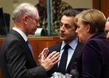 Merkel y Sarkozy, con el presidente de la Comisión Europea Van Rompuy. (Foto: ARCHIVO)