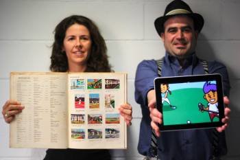 Los fundadores de Totfan Games, Raquel Iglesias y Jaume Teixi, con un álbum tradicional y un Ipad. (Foto: MARTA PÉREZ)