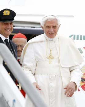 El papa Benedicto XVI a su llegada al aeropuerto de Barajas en Madrid, donde presidirá la XXVI Jornada Mundial de la Juventud (JMJ) católica. (Foto: EFE)