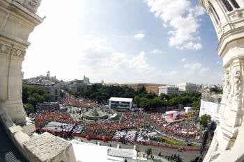  Vista desde el Ayuntamiento de Madrid, de la plaza de Cibeles donde se encuentran miles de peregrinos llegados de casi todo el mundo para recibir al papa Benedicto XVI.