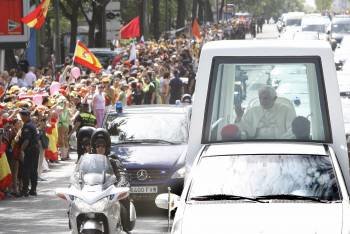 El papa Benedicto XVI saluda desde el papamóvil .