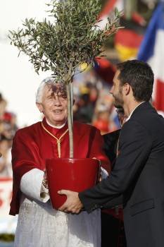  El papa Benedicto XVI recibe el olivo que posteriormente plantó en la Puerta de Alcalá.