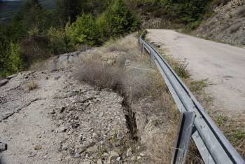 Estado de una de las laderas de la carretera OU-807. (Foto: LUIS BLANCO)