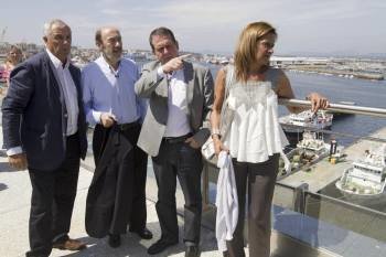 Rubalcaba,junto al alcalde de Vigo, Abel Caballero, Manuel Vázquez y la senadora Carmela Silva.  (Foto: SALVADOR SAS)