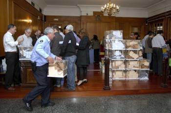 Escrutinio del voto emigrante en las últimas elecciones generales en Ourense. (Foto: ARCHIVO)