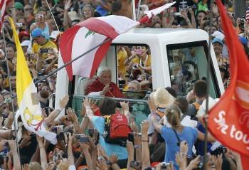 El papa saluda a los peregrinos que se apostaron a lo largo de todo el recorrido que hizo por las calles de Madrid. (Foto: CLAUDIO ONORATI)
