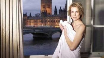 La mujer del presidente de los Comunes británicos posando con sólo una sábana  (Foto: Archivo)