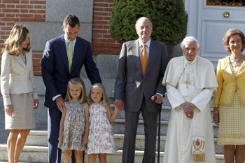  El papa Benedicto XVI acompañado por el rey Juan Carlos, los príncipes de Asturias con las infantas Leonor y Sofía posan para la foto de familia en en el Palacio de la Zarzuela donde fue recibido por los reyes de España, los príncipes de Asturias y la in