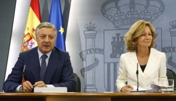 El portavoz del Gobierno, José Blanco, y la vicepresidenta de Asuntos Económicos, Elena Salgado.