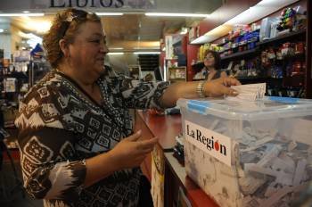 Una participante deposita varios cupones en el Centro Comercial de La Región. (Foto: MARTIÑO PINAL)