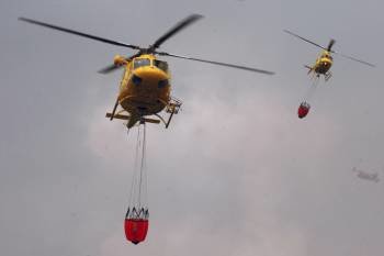 Dos helicópteros que participan en las tareas de extinción del incendio de Cartagena.  (Foto: EUROPA PRESS)